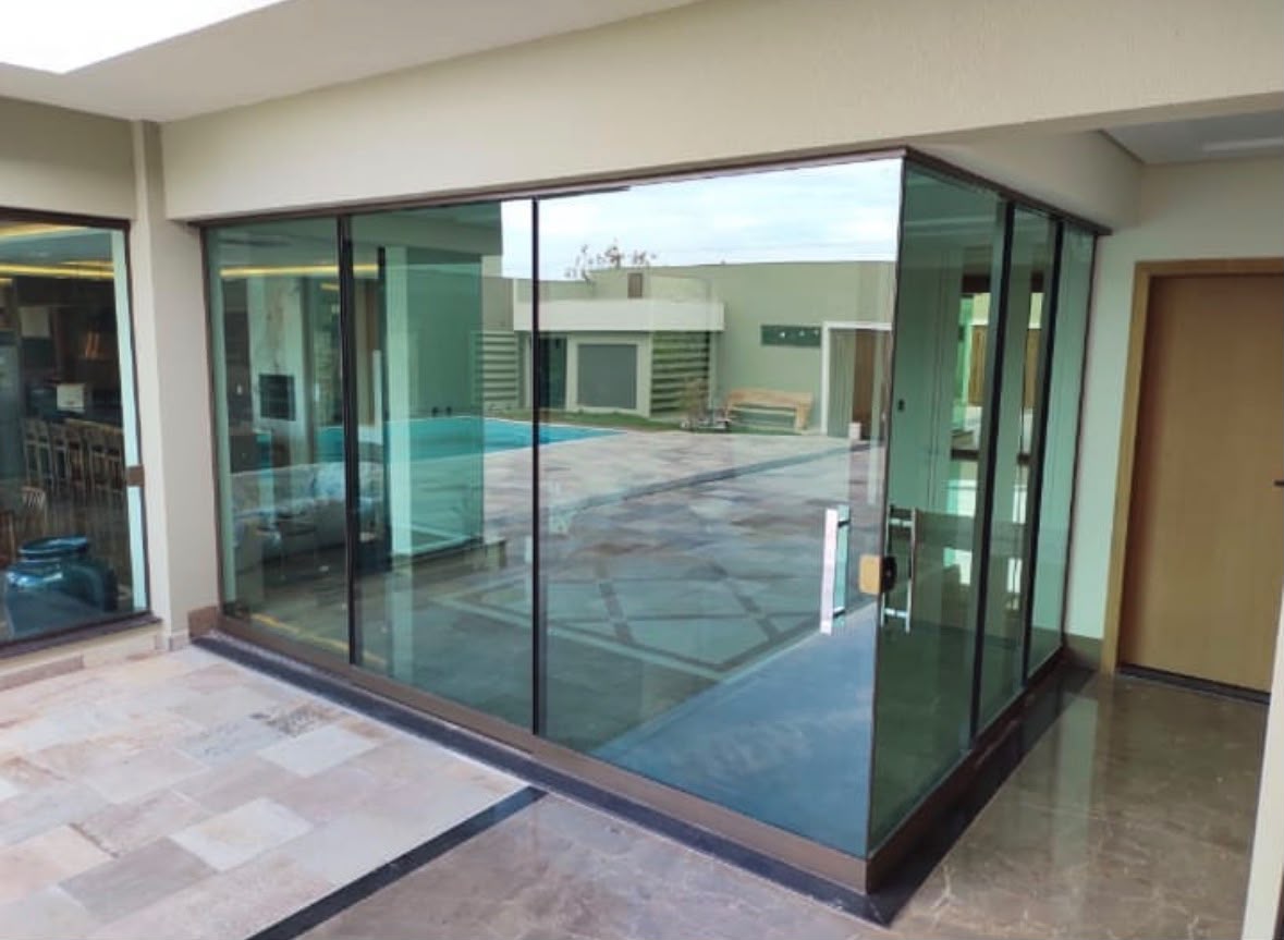 Fechamento residencial moderno em vidro realizado pela Top Glass